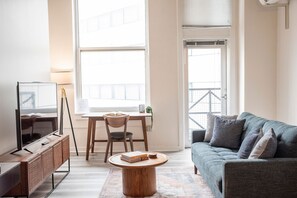 Executive Apartment | Living area | TV - 3BR CozySuites TheBlock-SkybridgeAccess2 (Indianapolis)