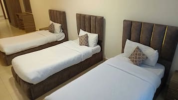 Phòng 3 Deluxe | Bộ trải giường bằng vải cotton Ai Cập, bộ đồ giường cao cấp, bàn