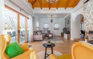 TV, fireplace, DVD player, ping pong - Gorgeous home in Krk with sauna (Krk)