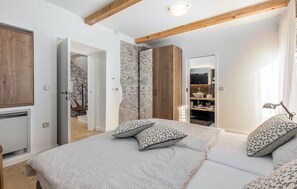 4 室のベッドルーム、旅行用ベビーベッド、WiFi (無料)、ベッドシーツ