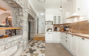 Fridge, oven, dishwasher, coffee/tea maker