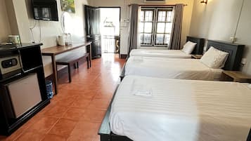 Camas con efecto memoria, minibar y caja de seguridad en la habitación