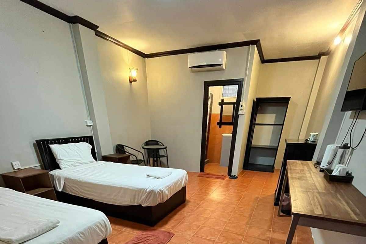 Habitación económica con 2 camas individuales | Colchones viscoelásticos, minibar, caja fuerte y escritorio