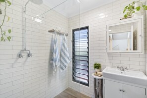 Shower, towels - Your Island Paradise Awaits! (Point Lookout)