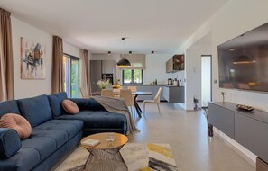 Fernseher, Kamin, DVD-Player, Tischtennisplatte