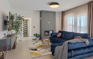 Fernseher, Kamin, DVD-Player, Tischtennisplatte