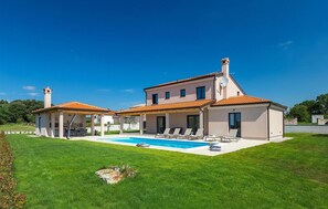 Pool - Awesome home in Jakovici (Jakovici)