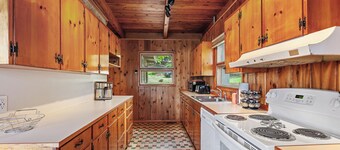 Lakeside Serenity | Retro Cabin | Great Dock | Private Suite