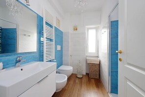 Apartment | Bathroom | Shower, hair dryer, bidet, towels - Attico con terrazza Viale Marconi  (Rome)