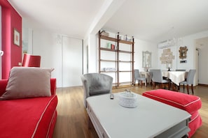 Apartment | Wohnbereich | 32-Zoll-Flachbildfernseher mit Digitalempfang