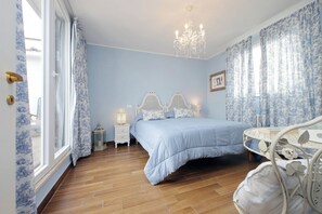 Down duvets, desk, iron/ironing board, bed sheets - Attico con terrazza Viale Marconi (Rome)