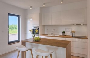 Een koelkast, een oven, een vaatwasser, een koffiezetapparaat/waterkoker