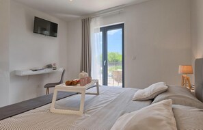 3 bedrooms, travel crib, free WiFi, bed sheets