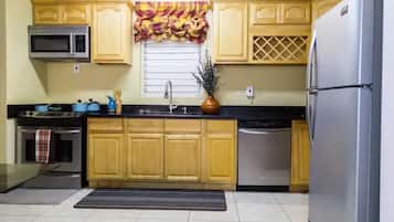 Refrigerador con freezer, microondas, horno, placa de cocina