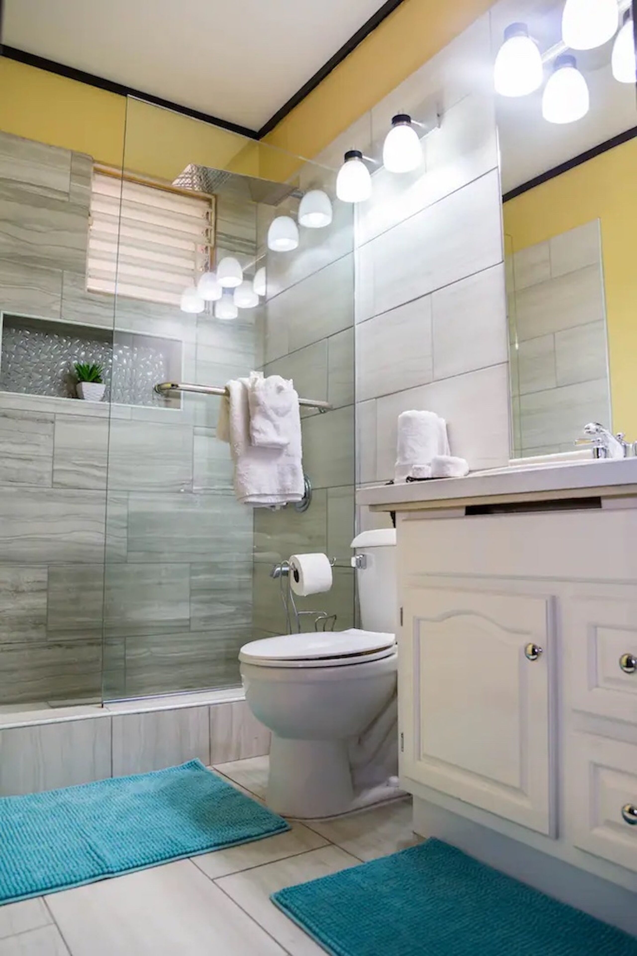 Chuveiro, chuveiro com efeito de chuva, toalhas de banho, sabonete