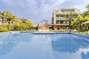 Una piscina al aire libre