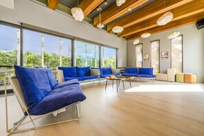 Área de estar no saguão