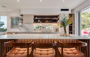 Frigorifero, lavastoviglie, macchina per tè/caffè, isola per cucina