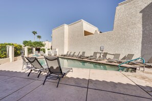 Outdoor pool - Lake Havasu City Condo: 1 Mi to Boat Ramp! (Lake Havasu City)