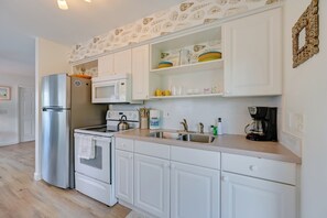 Apartment (2 Bedrooms) | Interior - Cozy & Bright Naples Abode w/ Community Amenities! (Naples)