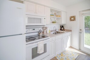 Apartment (2 Bedrooms) | Interior - Cozy & Bright Naples Abode w/ Community Amenities! (Naples)