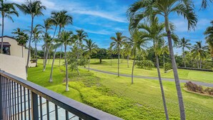 A view of a lush green landscape with palm trees and a clear blue sky. - Kailua-kona Condo Rental ~ 1/2 Mi to Golf Course! (Kailua-Kona)