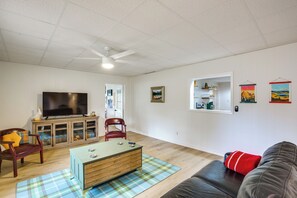 House (4 Bedrooms) | Interior - Lakefront Frankston Cabin w/ Dock & Fire Pit! (Frankston)