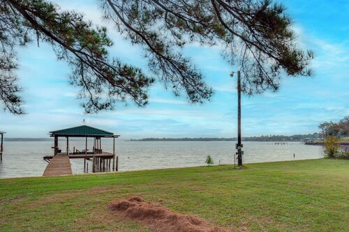 Lakefront Frankston Cabin w/ Dock & Fire Pit!