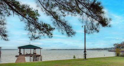 Lakefront Frankston Cabin w/ Dock & Fire Pit!