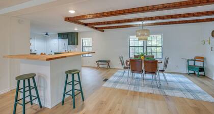 Lakefront Frankston Cabin w/ Dock & Fire Pit!