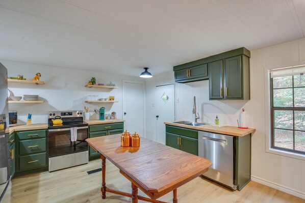 House (4 Bedrooms) | Interior - Lakefront Frankston Cabin w/ Dock & Fire Pit! (Frankston)