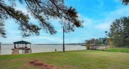 Lakefront Frankston Cabin w/ Dock & Fire Pit!