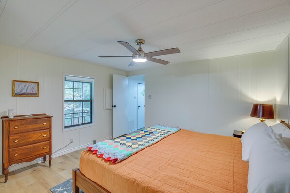 House (4 Bedrooms) | Interior - Lakefront Frankston Cabin w/ Dock & Fire Pit! (Frankston)