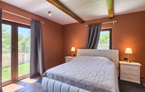 5 bedrooms, travel cot, free WiFi, bed sheets