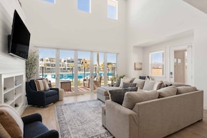 House, 5 Bedrooms | Living area | Smart TV