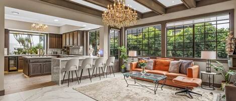 Smart TV, chimenea, futbolito y oficina