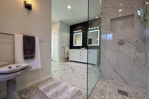 Shower, hair dryer, towels - Tudor Revival Castle with Bay Views 5bd / 5 bath (Mill Valley)