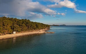 بالقرب من الشاطئ