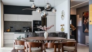 A modern kitchen with a dining area. - Villa Barbara Pakostane (Pakostane)