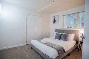 Executive Apartment | 5 bedrooms, desk, iron/ironing board, free WiFi - 5BR Cozysuites The Block with Pool Table (Indianapolis)