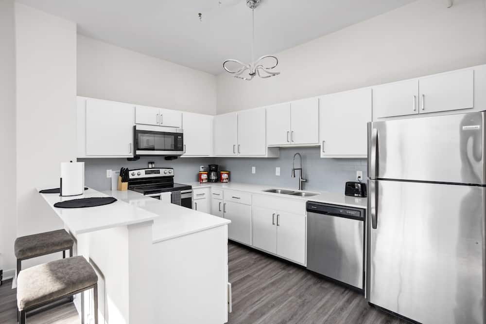 5BR Cozysuites The Block with Pool Table