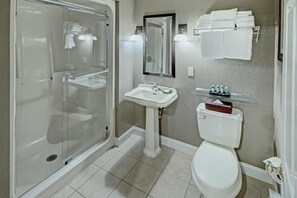 Doccia, asciugacapelli, asciugamani, sapone