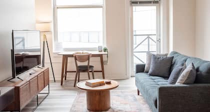 5BR CozySuites The Block-SkybridgeAccess