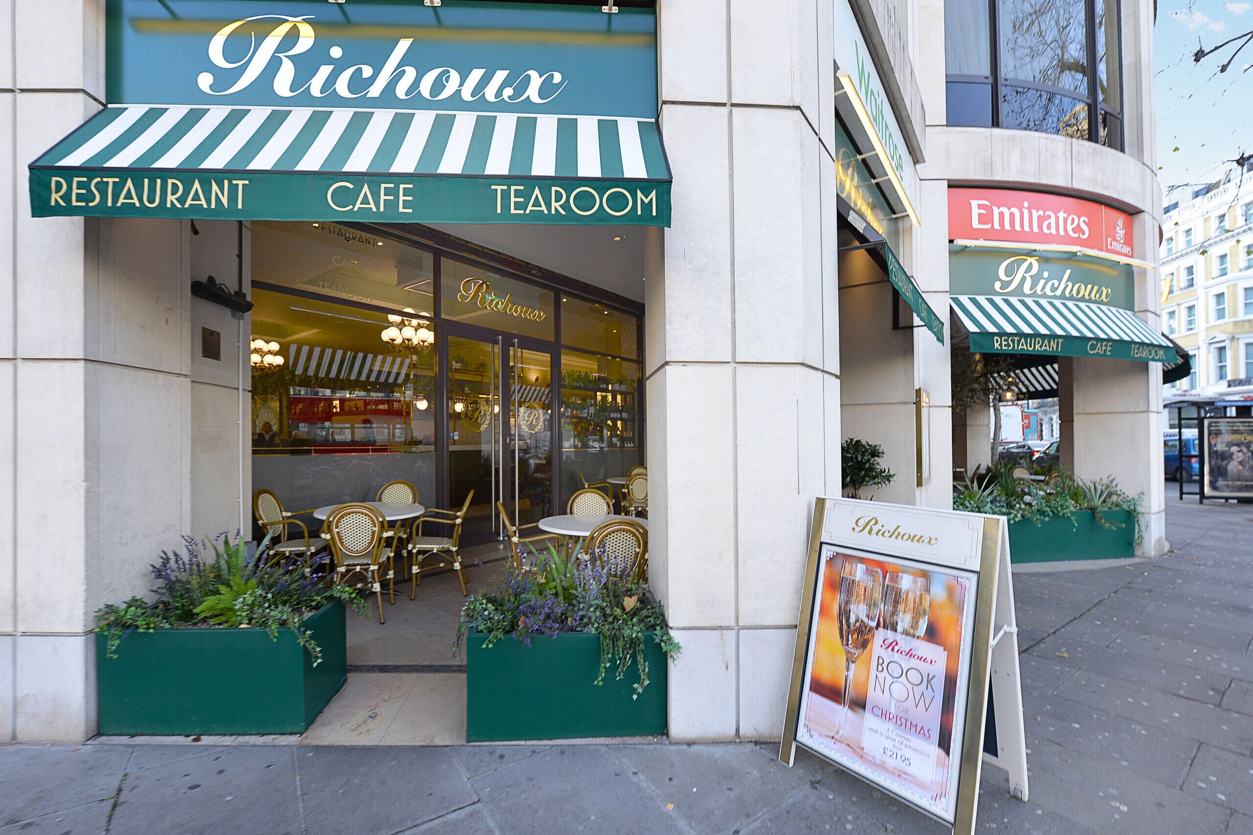 Un restaurante Richoux con cafetería y salón de té, con mesas al aire libre y plantas.