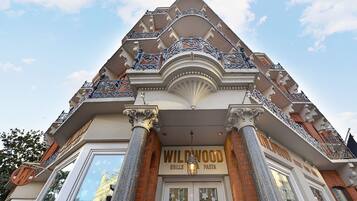 A building with a sign reading "Wildwood Grills & Pasta."