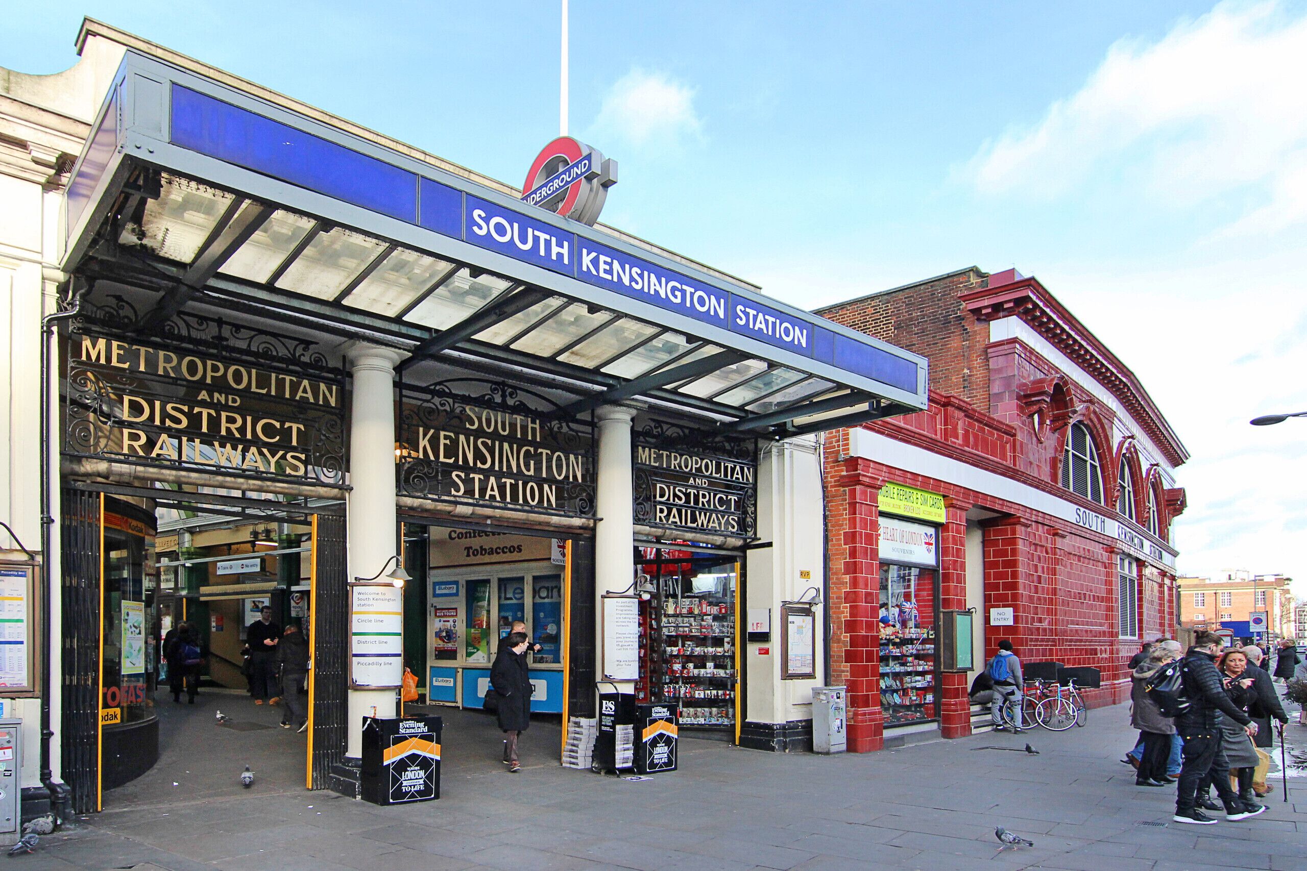 Entrada a una estación de tren con un letrero que indica Estación South Kensington.