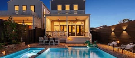 Una piscina al aire libre, una piscina climatizada