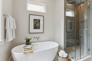 Douche, sèche-cheveux, serviettes fournies, shampoing