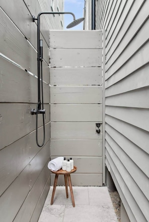 Douche, séchoir à cheveux, serviettes fournies, shampooing