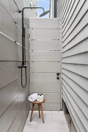 Shower, hair dryer, towels, shampoo